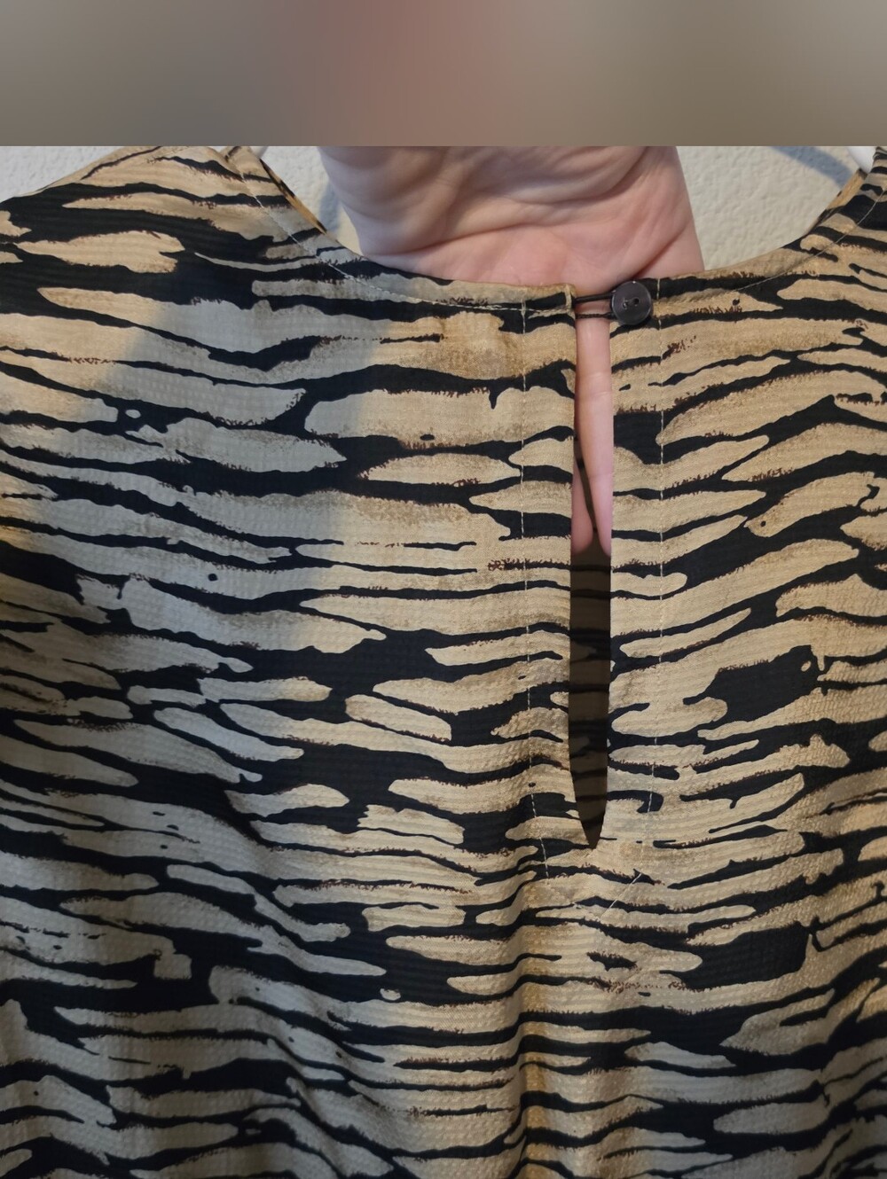 ​Rails Ora Canyon Dress Size M Hammered Satin Tiger Print Boho Ruffle - Picture 9 of 13